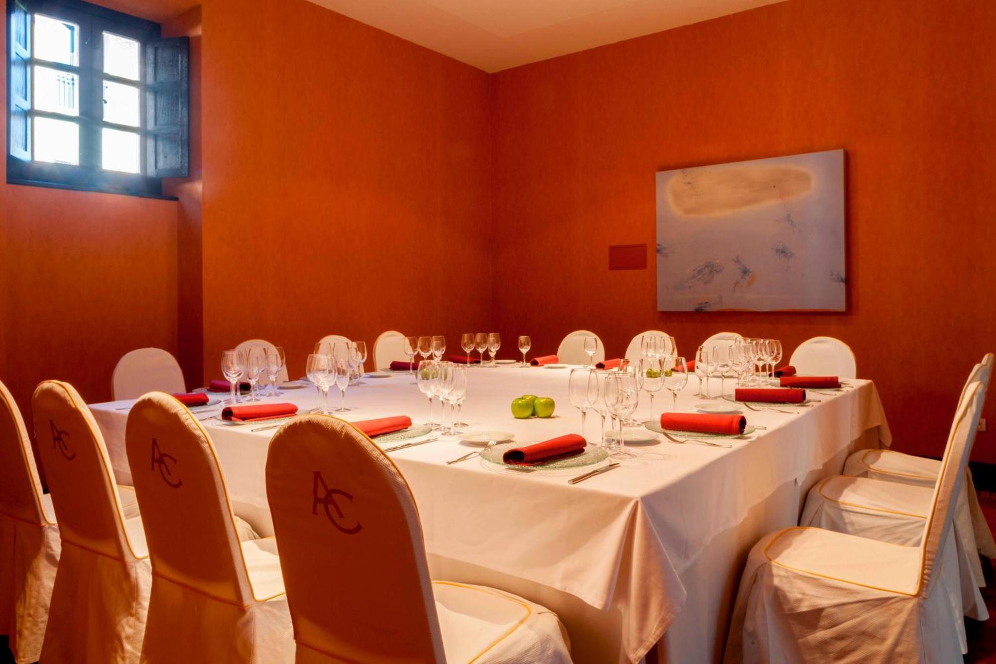 Ac Hotel Palacio De Santa Ana By Marriott Valladolid Eksteriør bilde A private dining room at the Mandarin Oriental, Madrid