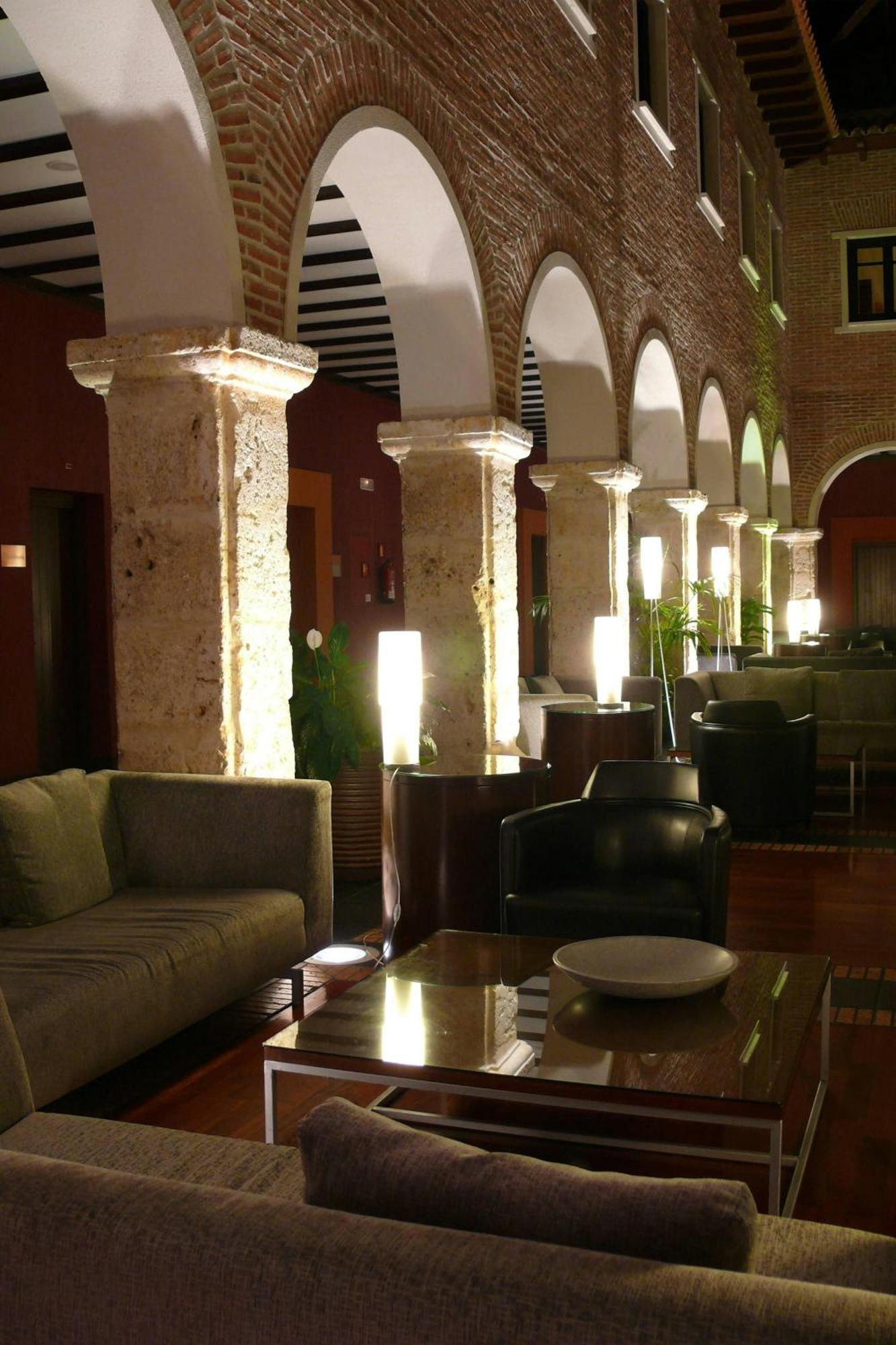 Ac Hotel Palacio De Santa Ana By Marriott Valladolid Eksteriør bilde The hotel's lobby