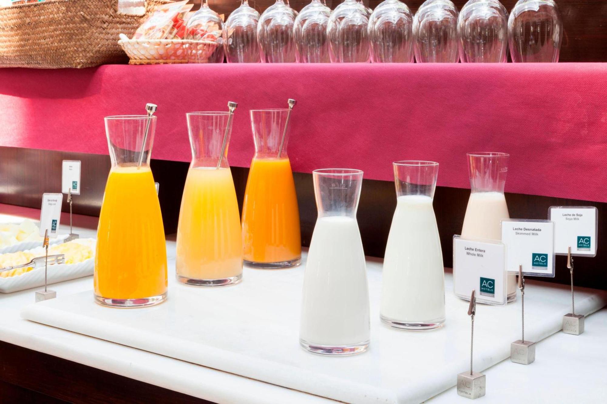 Ac Hotel Palacio De Santa Ana By Marriott Valladolid Eksteriør bilde Juice and milk at a buffet