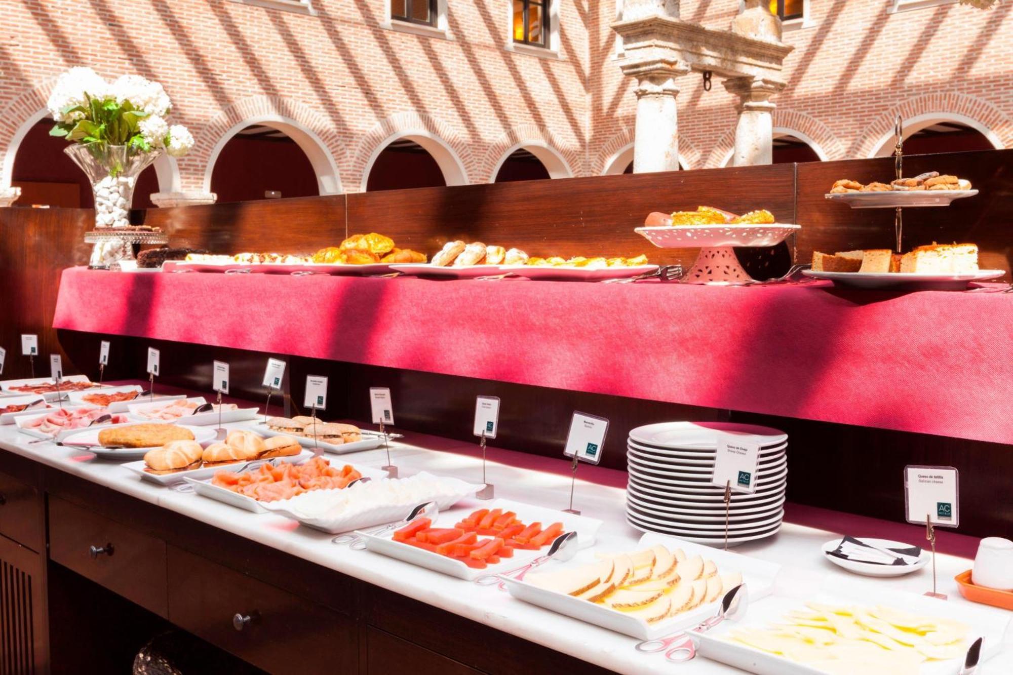 Ac Hotel Palacio De Santa Ana By Marriott Valladolid Eksteriør bilde A buffet at a hotel