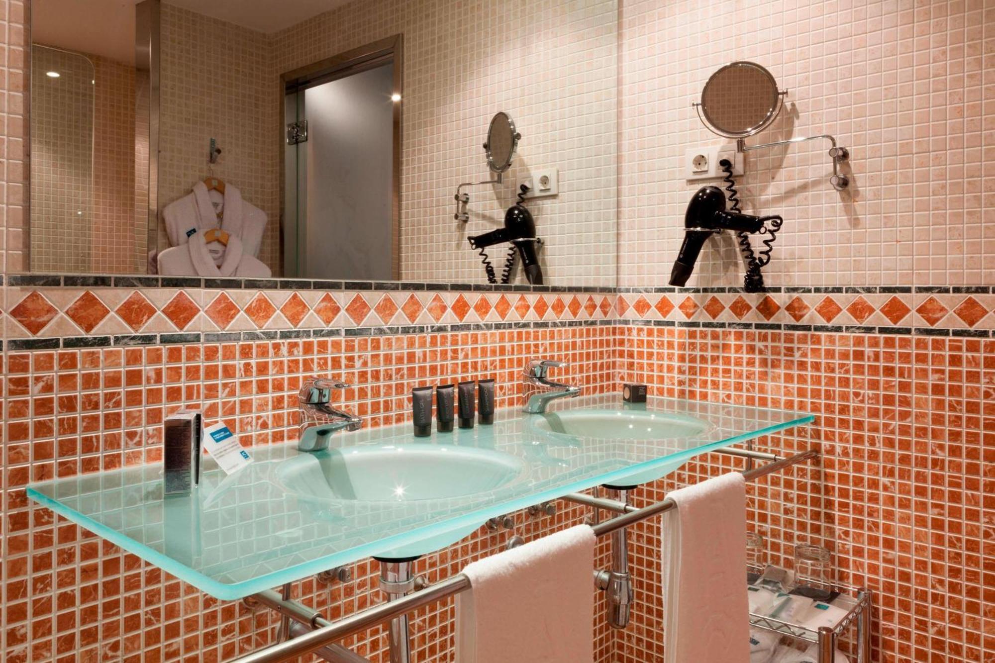 Ac Hotel Palacio De Santa Ana By Marriott Valladolid Eksteriør bilde Bathroom with glass countertop