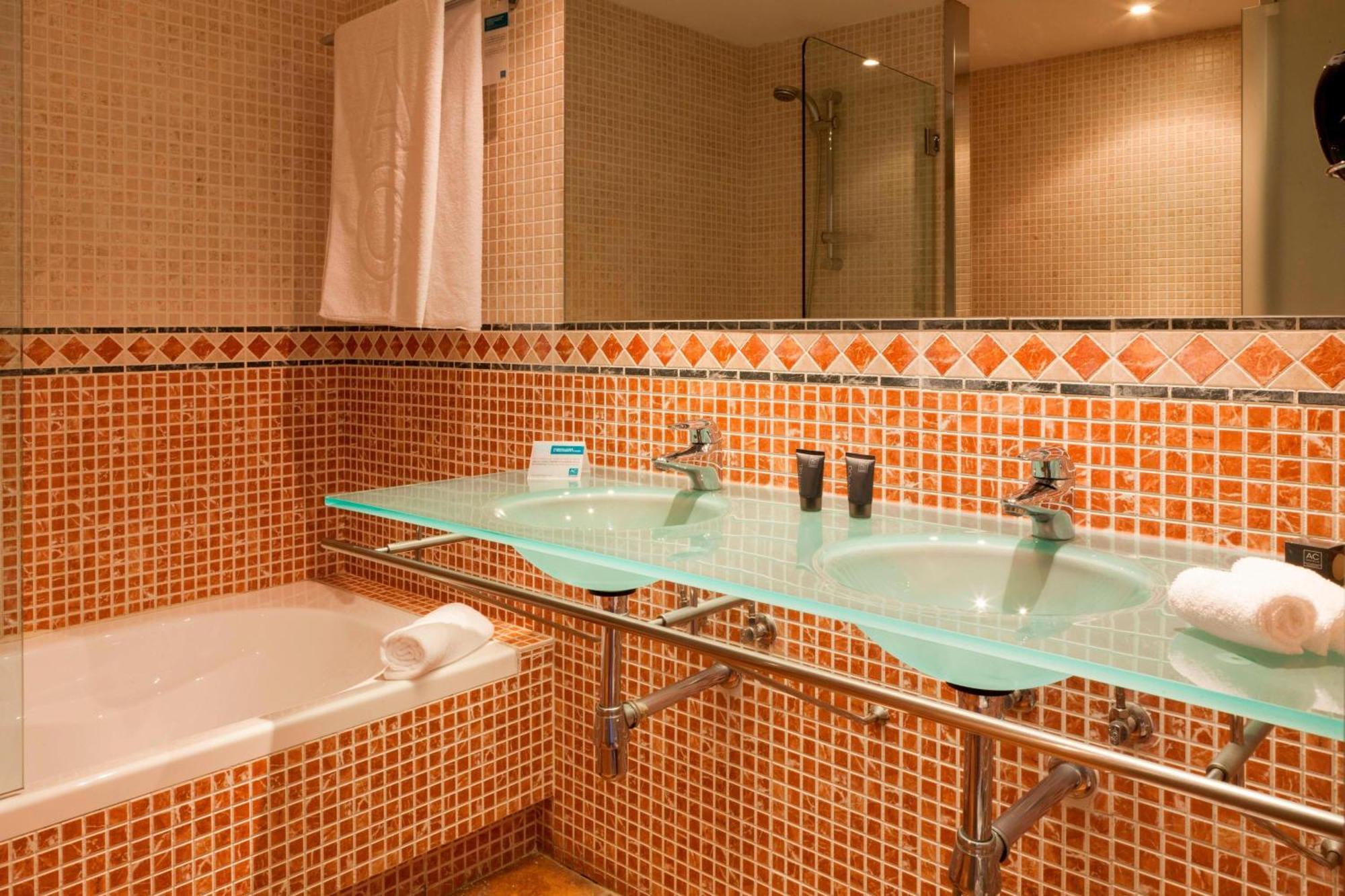 Ac Hotel Palacio De Santa Ana By Marriott Valladolid Eksteriør bilde Bathroom