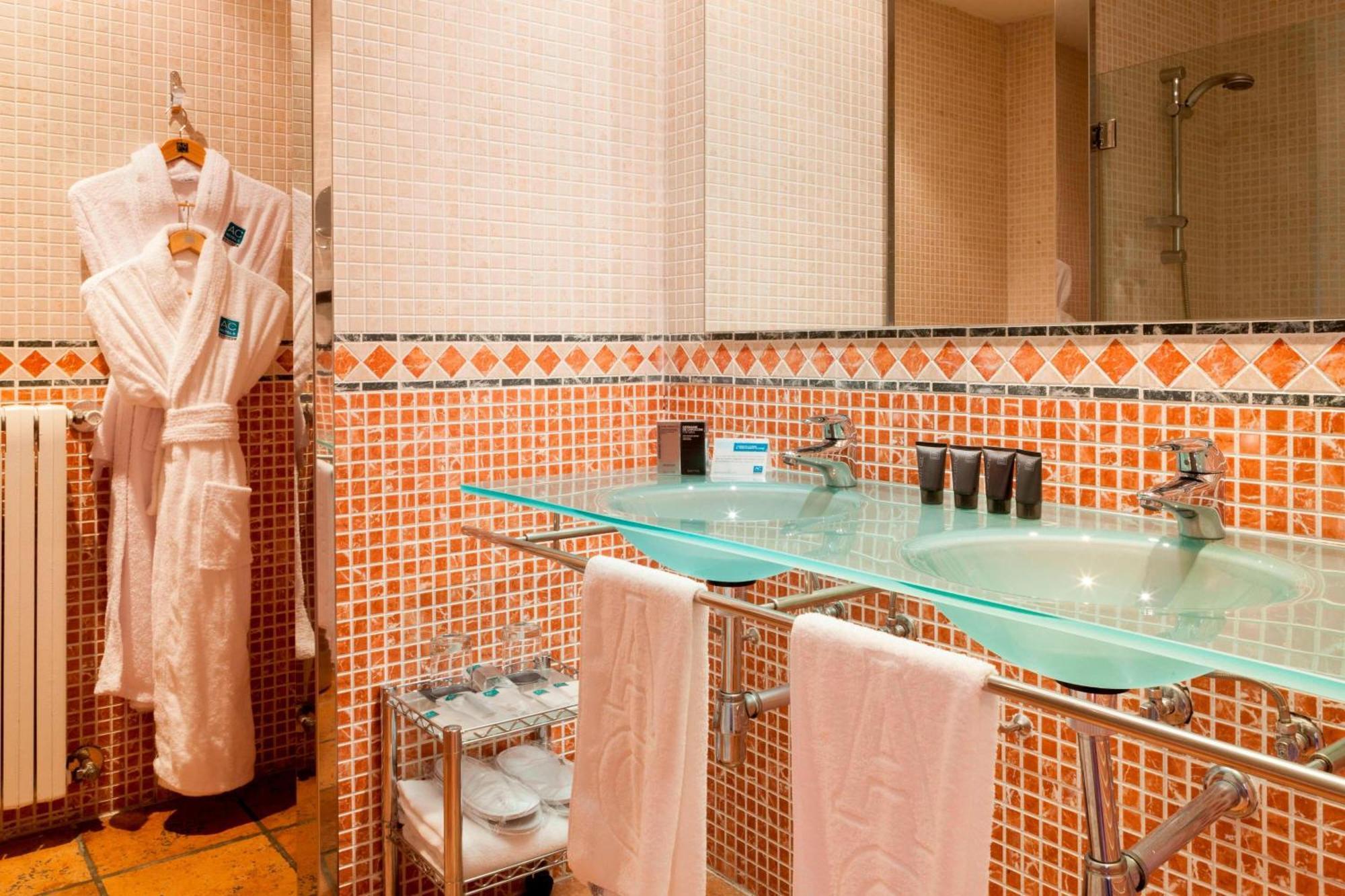 Ac Hotel Palacio De Santa Ana By Marriott Valladolid Eksteriør bilde Bathroom