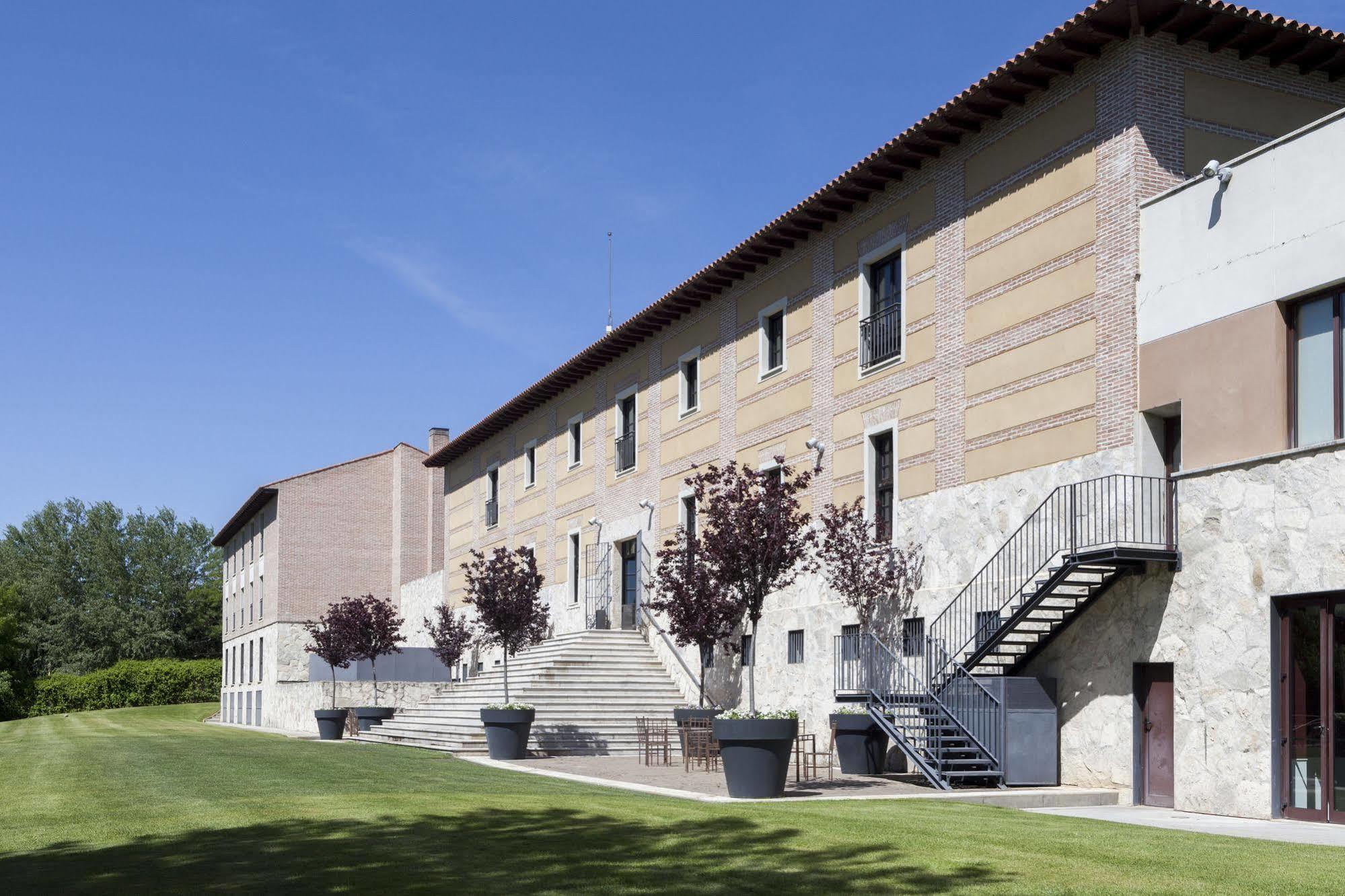Ac Hotel Palacio De Santa Ana By Marriott Valladolid Eksteriør bilde The University of Navarra